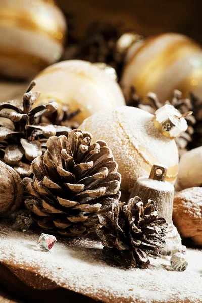 Decoración de Navidad con bolas de Navidad doradas — Foto de Stock