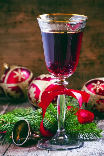 Красное игристое вино в стакане — стоковое фото