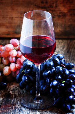 Kırmızı şarap ve mavi ve pembe üzüm 