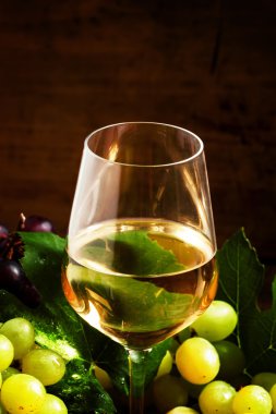 Bir şarap mahzeni bir hasır sepet içinde beyaz şarap ve Yeşil üzüm