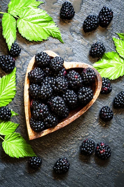 Frische Brombeeren mit grünen Blättern — Stockfoto