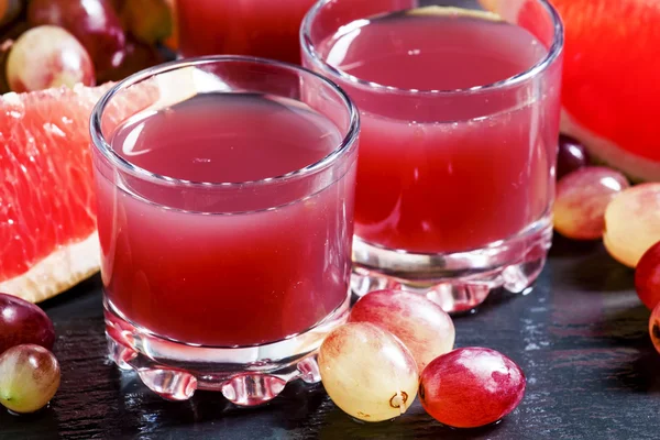 Свежий сок красного винограда и грейпфрута — стоковое фото