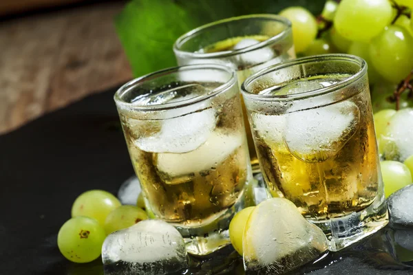 Jugo de uva fría con hielo —  Fotos de Stock