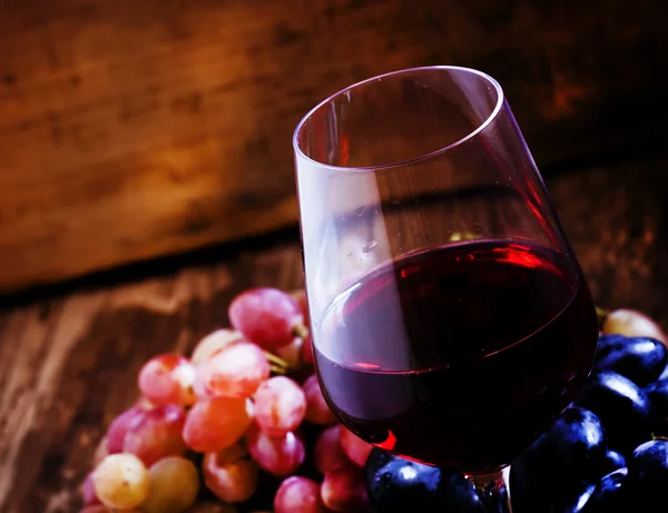 红葡萄酒和蓝色和粉红色葡萄 — 图库照片