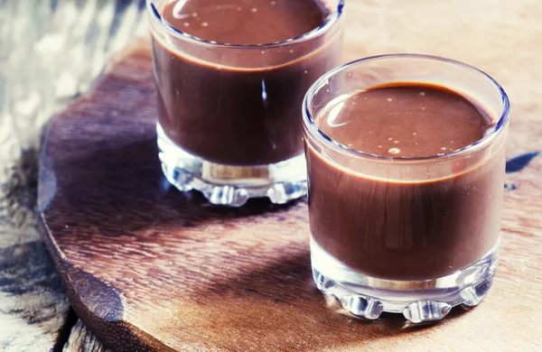 Vloeibare chocolade in glazen — Stockfoto