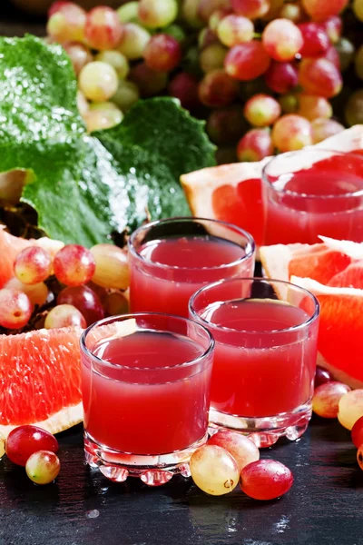 Fresh juice of red grapes and grapefruit — Stock Photo, Image