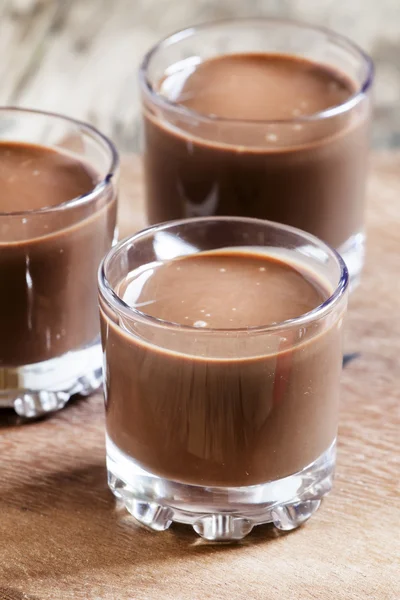 Vloeibare chocolade in glazen — Stockfoto