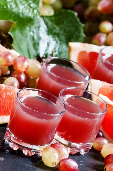Свежий сок красного винограда и грейпфрута — стоковое фото