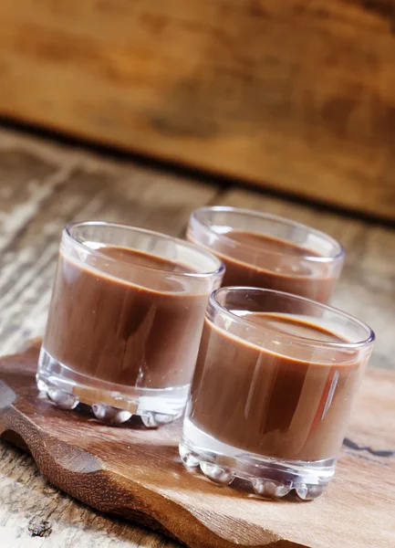 Жидкий шоколад в очках — стоковое фото