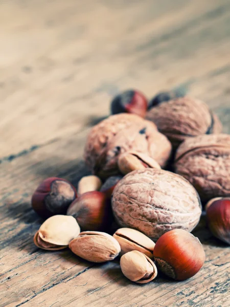 Орехи на деревянном столе, тонированное изображение — стоковое фото