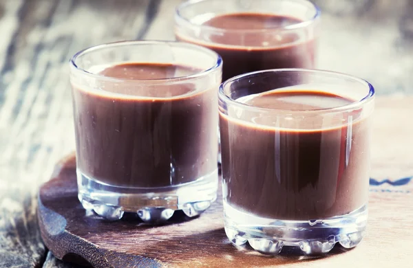 Vloeibare chocolade in glazen — Stockfoto