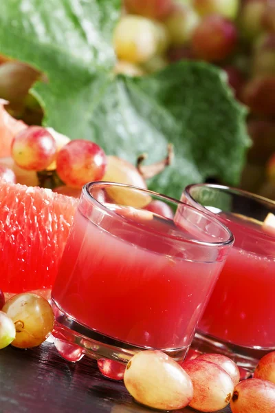 Fresh juice of red grapes and grapefruit — Stock Photo, Image