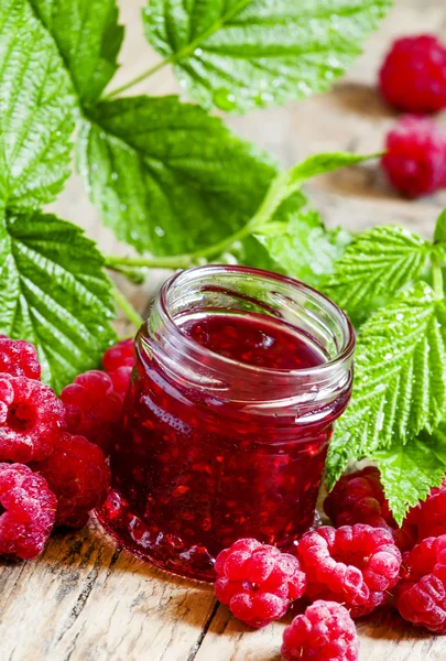 Mermelada de frambuesa con frambuesas frescas — Foto de Stock