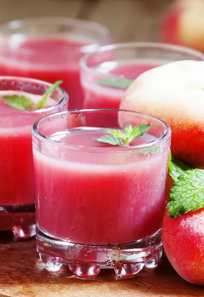 Suco de pêssego rosa recentemente apertado em copos — Fotografia de Stock