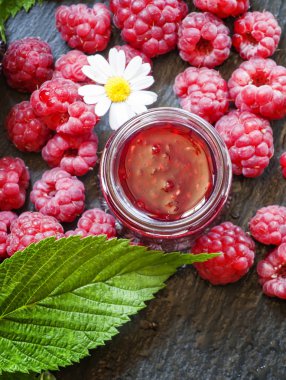 Ahududu reçeli ve taze ahududu. 