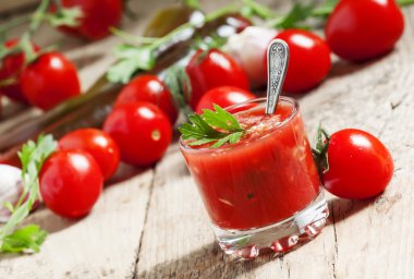 Sebze ve taze domates domates suyu
