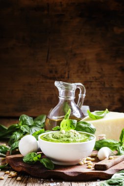 İtalyan pesto sos bir beyaz porselen kase