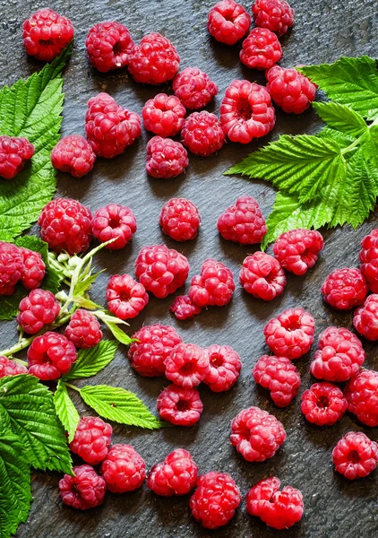 Juicy ripe raspberries with leaves — Stock Photo, Image