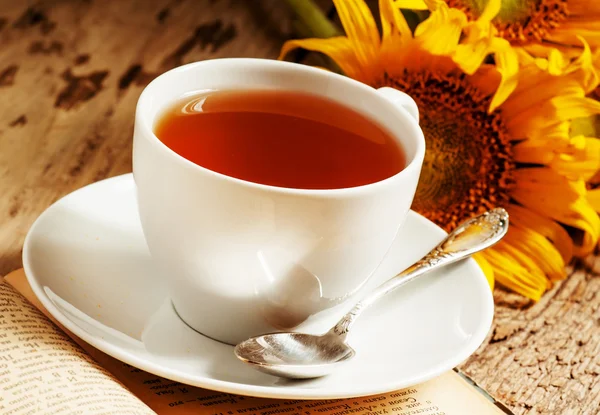 Xícara de chá preto, girassóis — Fotografia de Stock