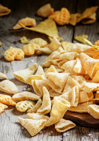 Batatas fritas, de milho em forma de cones com sal — Fotografia de Stock