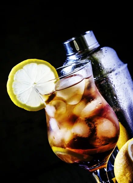 Koktail dingin dengan cola, lemon, rum dan es batu — Stok Foto