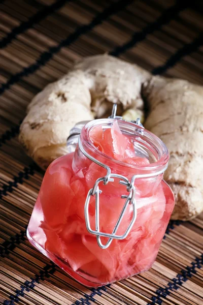 Gingembre rose mariné dans un pot en verre — Photo