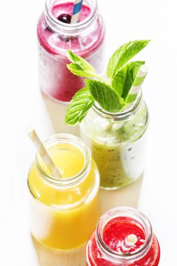 Çok renkli meyve smoothies