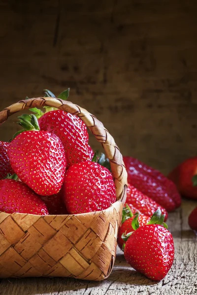 Große Erdbeeren in einem Korb aus Birkenrinde — Stockfoto