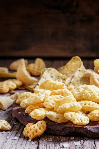 Batatas fritas de milho na forma de corações — Fotografia de Stock