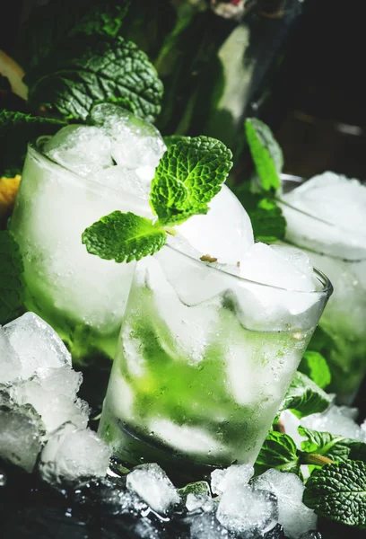 Cocktail mit Minze, Zitrone und Crushed Ice — Stockfoto