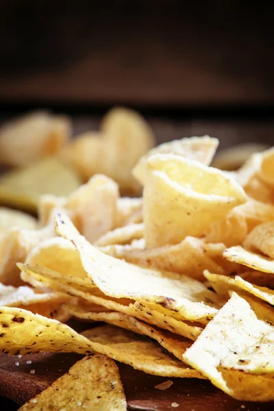 Mexikanische Mais-Chips, Nachos mit Salz — Stockfoto