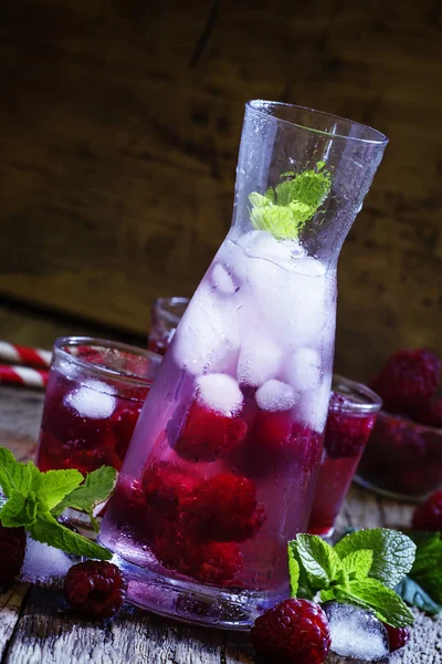 Малиновый напиток с ягодами и льдом — стоковое фото