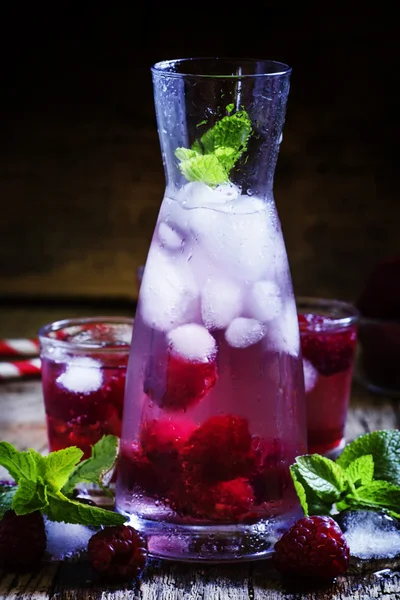 Bebida de frambuesa con bayas y hielo — Foto de Stock