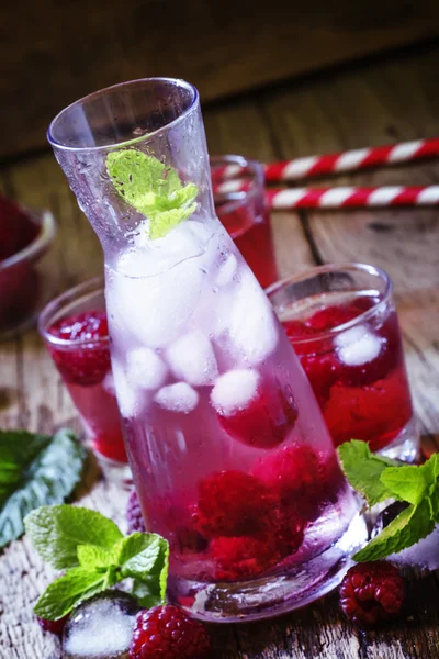 Малиновый напиток с ягодами и льдом — стоковое фото