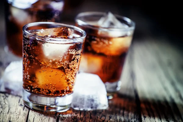 Rum e cola e gelo — Fotografia de Stock