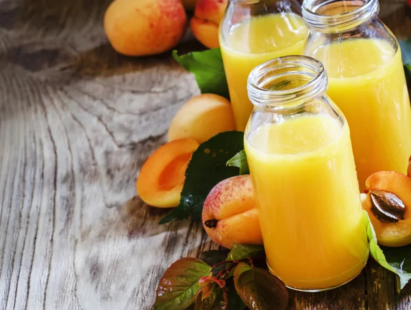 Свежевыжатый сок абрикоса — стоковое фото