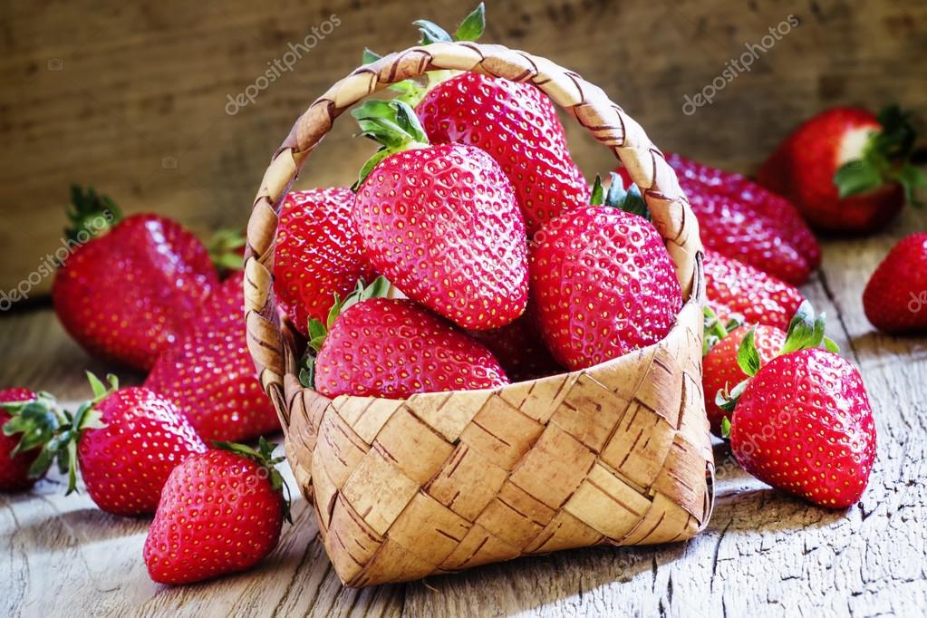 Large strawberries in a basket made of birch bark — Stock Photo © 5PH