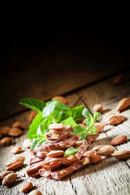 Çikolata tatlı badem ve nane ile