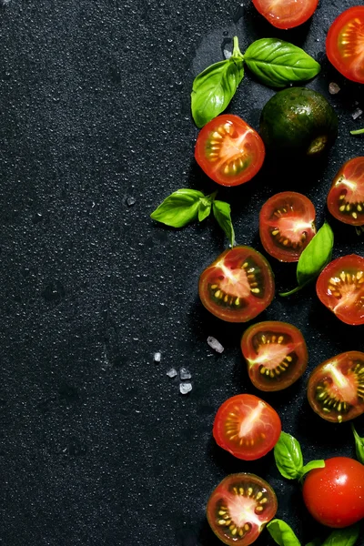 Lebensmittel, Tomaten, Basilikum und Salz — Stockfoto