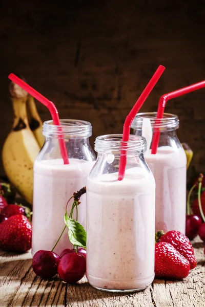 Milkshake de morango e cereja com banana — Fotografia de Stock