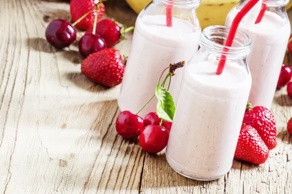 Κεράσι-φράουλα milkshake με μπανάνα — Φωτογραφία Αρχείου