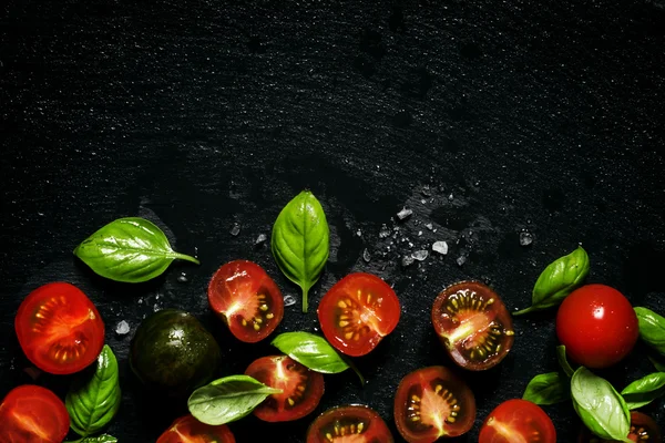 Фон питания, помидоры, базилик и соль — стоковое фото