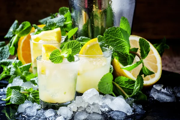 Iced cocktail met munt, sinaasappel, citroen, wodka en crushed ijs — Stockfoto