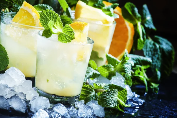 Крижаний коктейль з м'ятою, апельсином, лимоном, горілкою та подрібненим льодом — стокове фото