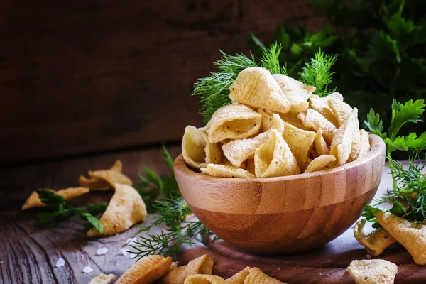 Chips de nachos de milho na forma de cones — Fotografia de Stock