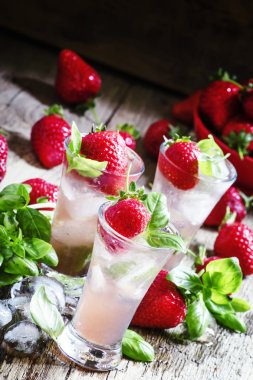 Pembe çilek ile kokteyl