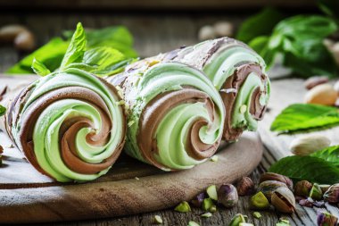 Naneli çikolatalı dondurma ile Antep fıstığı 