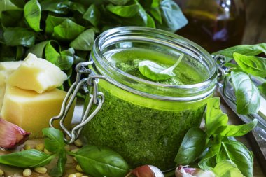 Pesto sos cam kavanozda