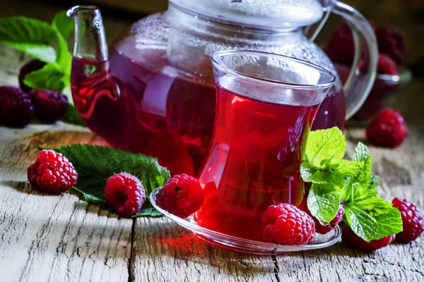 Summer raspberry tea with mint in a glass — Stock Photo, Image
