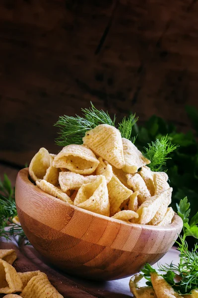 Maïs nachos chips in de vorm van kegels — Stockfoto